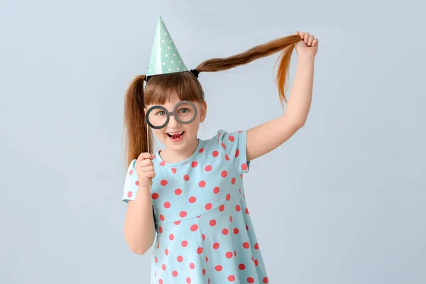 Bambina Che Festeggia Compleanno Sullo Sfondo Colore — Foto Stock