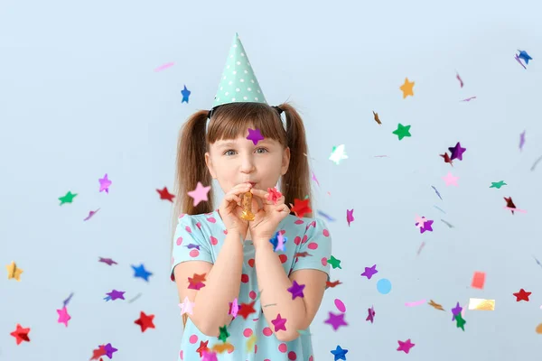 Niña Celebrando Cumpleaños Fondo Color — Foto de Stock