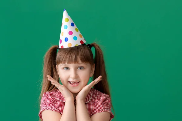 Bambina Che Festeggia Compleanno Sullo Sfondo Colore — Foto Stock