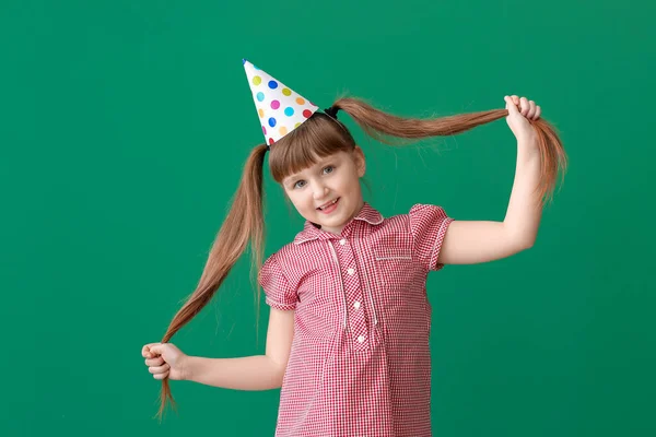 Malá Dívka Slaví Narozeniny Barevném Pozadí — Stock fotografie