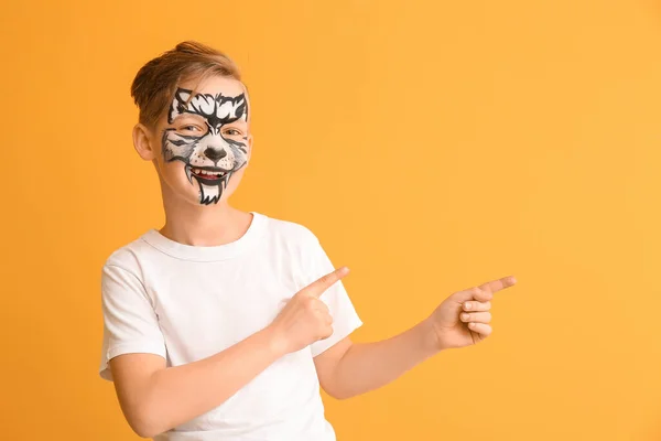 Divertente Ragazzino Con Pittura Del Viso Che Punta Qualcosa Sullo — Foto Stock