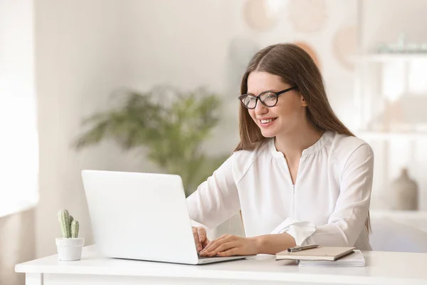 Porträt Der Schönen Jungen Geschäftsfrau Die Büro Laptop Arbeitet — Stockfoto