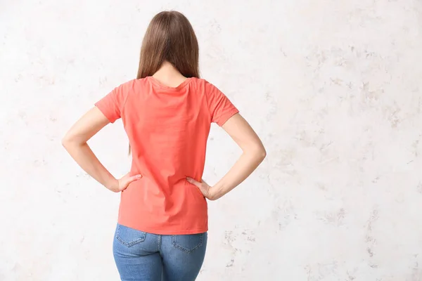 Mujer Joven Elegante Camiseta Sobre Fondo Claro —  Fotos de Stock