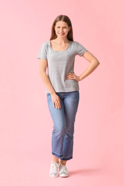 Jonge Vrouw Stijlvolle Shirt Kleur Achtergrond — Stockfoto