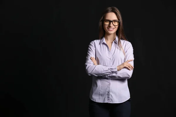 Portrait Beautiful Young Businesswoman Dark Background — Stock Photo, Image