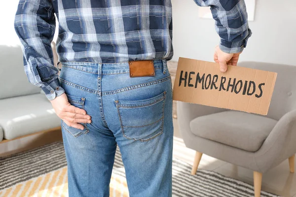 Homme Âgé Tenant Papier Avec Texte Hemorrhoids Maison — Photo