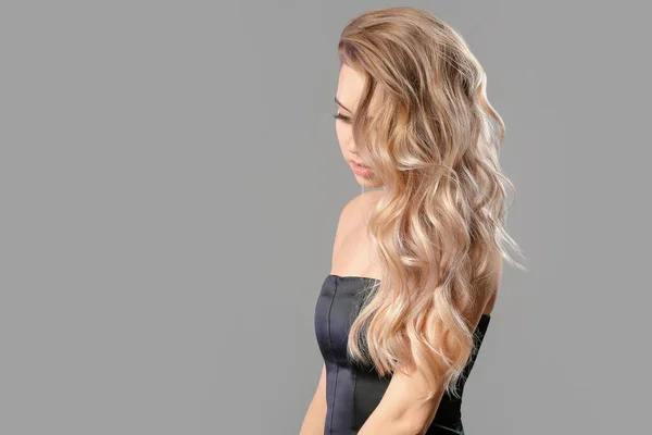 Junge Blondine Mit Schönen Haaren Auf Grauem Hintergrund — Stockfoto