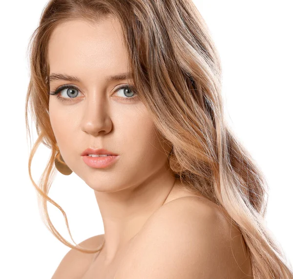 Beyaz Arka Planda Güzel Saçları Olan Genç Bir Sarışın — Stok fotoğraf