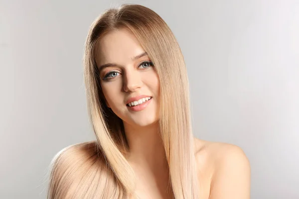 Young Blonde Beautiful Hair Grey Background — Stock Photo, Image