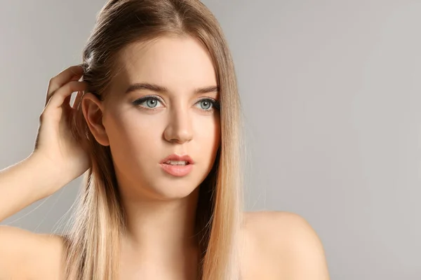 Young Blonde Beautiful Hair Grey Background — Stock Photo, Image