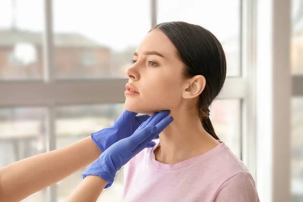 Endokrinolojist Klinikte Genç Bir Kadının Tiroid Bezini Inceliyor — Stok fotoğraf