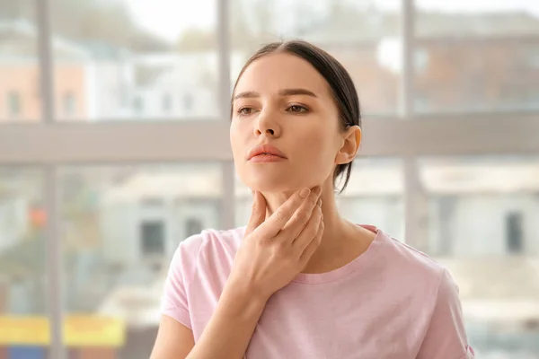 Jeune Femme Avec Problème Glande Thyroïde Maison — Photo