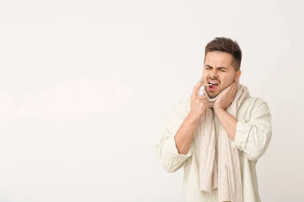 Joven Enfermo Con Inhalador Sobre Fondo Claro — Foto de Stock