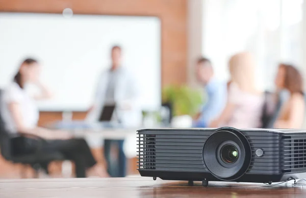 Projecteur Vidéo Sur Table Dans Salle Conférence — Photo