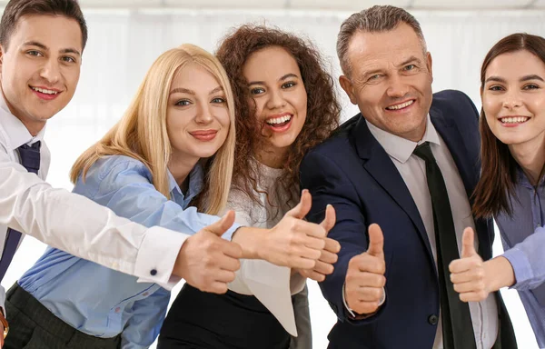 Retrato Gente Negocios Mostrando Gesto Pulgar Hacia Arriba Oficina — Foto de Stock