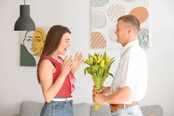 Hombre Dando Ramo Flores Novia Casa — Foto de Stock