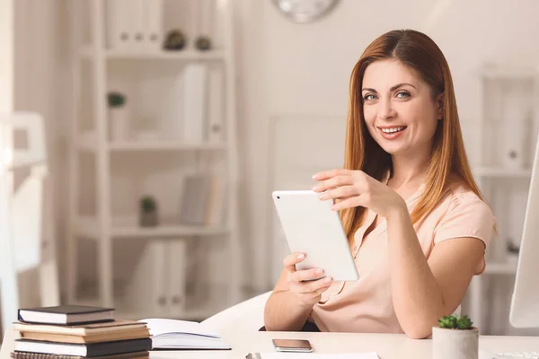 Retrato Hermosa Joven Empresaria Con Tableta Oficina — Foto de Stock