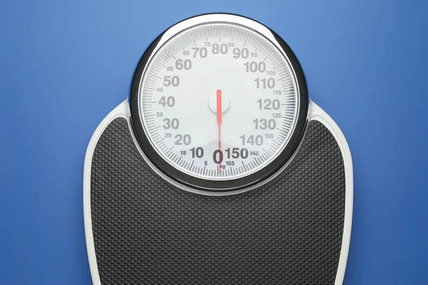 Gewichtsskalen Auf Farbigem Hintergrund Schlankheitskonzept — Stockfoto
