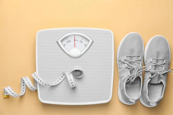 Gewichtsweegschalen Met Meetlint Sportschoenen Kleurenachtergrond Slimming Concept — Stockfoto