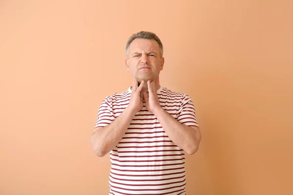 Mature Man Checking Thyroid Gland Color Background — Stock Photo, Image