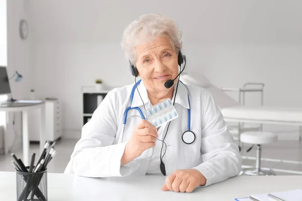 Female Doctor Giving Consultation Online Clinic — Stock Photo, Image
