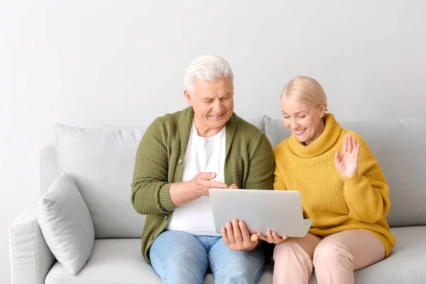 Casal Sênior Vídeo Conversando Casa — Fotografia de Stock