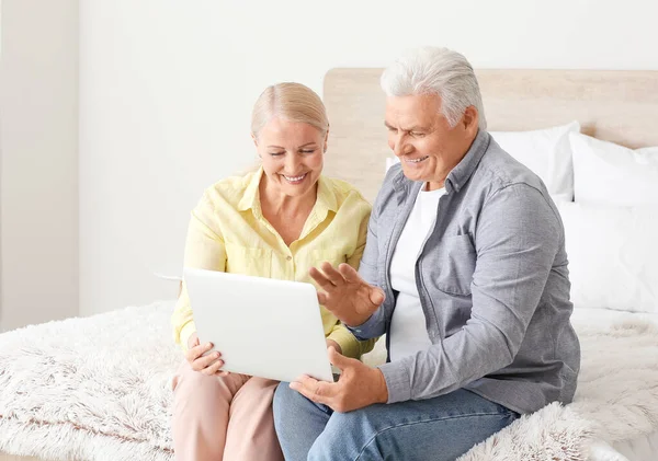 Casal Sênior Vídeo Conversando Casa — Fotografia de Stock