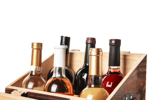 Beyaz Arka Planda Şarap Şişeleri Olan Bir Kutu — Stok fotoğraf
