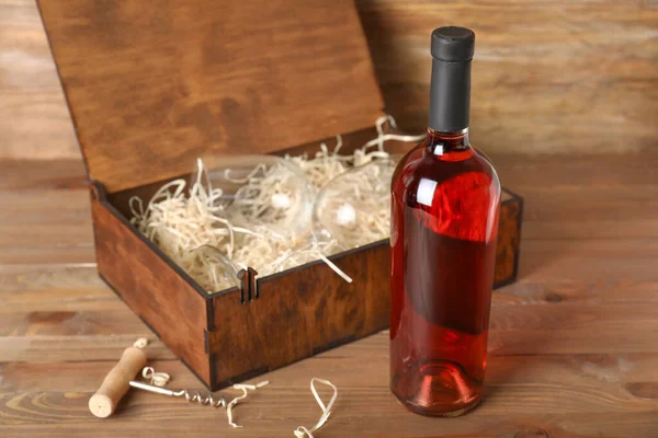 Caja Con Botella Vino Sobre Fondo Madera — Foto de Stock