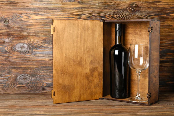 Caja Con Botella Vino Vidrio Sobre Fondo Madera — Foto de Stock