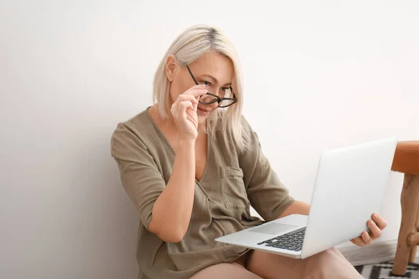 Mature Woman Using Laptop Online Learning Home — Stock Photo, Image