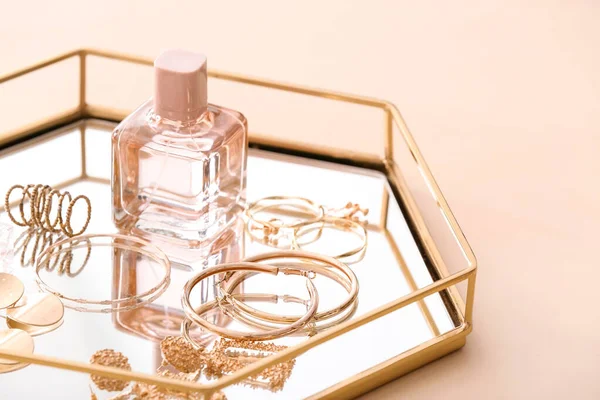 Plateau Avec Beaux Bijoux Parfum Sur Fond Couleur — Photo