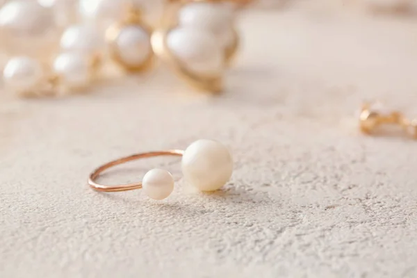 光の背景に真珠と美しいジュエリー — ストック写真