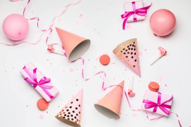 Işık arkaplanındaki doğum günü kompozisyonu