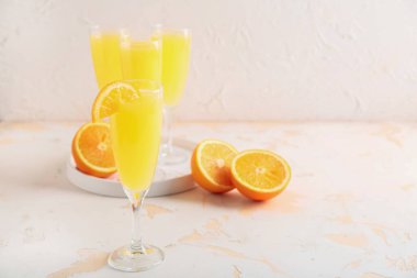 Beyaz masada lezzetli bir mimoza kokteyli.