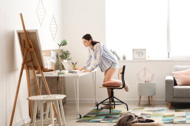 Evde çalışan genç bayan tasarımcı.