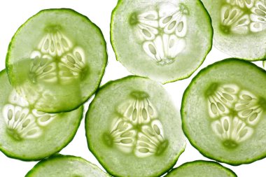 Beyaz arkaplanda salatalık dilimleri