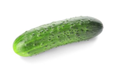 Beyaz arkaplanda yeşil salatalık