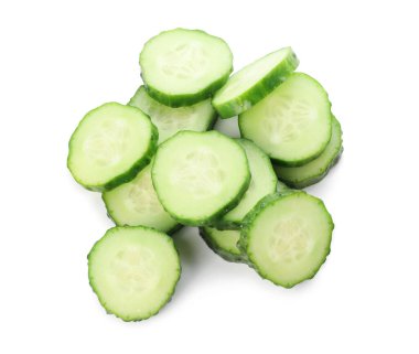 Beyaz arkaplanda yeşil kesilmiş salatalık