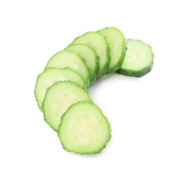 Beyaz arkaplanda yeşil kesilmiş salatalık