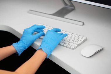 Klinikteki masada çalışan kadın resepsiyonist.