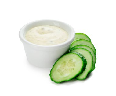 Beyaz arka planda salatalıklı lezzetli yoğurt sosu.