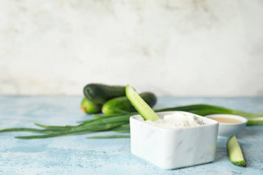 Masada salatalıklı lezzetli yoğurt sosu.