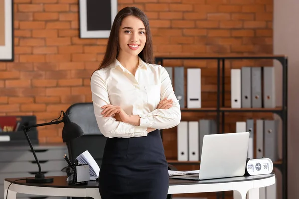 Retrato Bela Jovem Empresária Escritório — Fotografia de Stock