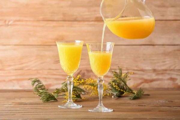 Przygotowanie Smacznego Koktajlu Mimosa Drewnianym Tle — Zdjęcie stockowe