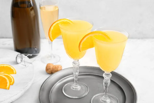 Gläser Leckerer Mimosen Cocktail Und Champagner Auf Dem Tisch — Stockfoto