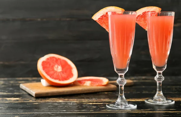 Bicchieri Gustoso Cocktail Mimosa Sfondo Legno Scuro — Foto Stock