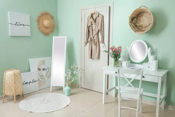 Interiör Rummet Med Eleganta Speglar Och Vårblommor — Stockfoto