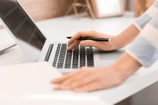 Jovem Com Laptop Trabalhando Casa Close — Fotografia de Stock