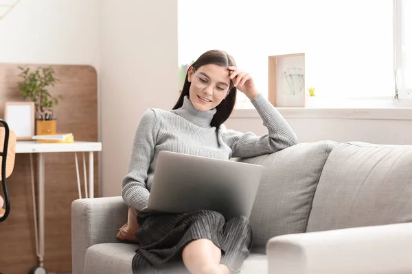 Jeune Femme Avec Ordinateur Portable Travaillant Maison — Photo